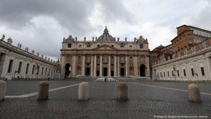 Vatikan Petersdom leerer Petersplatz Weihnachten Coronakrise