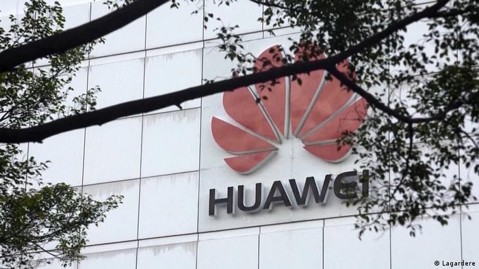 Blick auf Gebäude mit großem Huawei-Logo