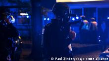 Ein mit einer Maschinenpistole bewaffneter Polizeibeamter steht in der Stresemannstraße in Kreuzberg. Dort kam es am frühen Morgen zu einer Schießerei. Dabei wurden nach ersten Informationen vier Personen zum Teil schwerst verletzt. Der Bereich um den Tatort ist weiträumig abgesperrt.