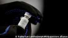 26.12.2020 Eine Ampulle mit dem Corona-Impfstoff von Pfizer und BioNTech für die Niederlande wird gezeigt. Der Corona-Impfstoff wird in einem Gefrierschrank der Firma Movianto im Gewerbegebiet Vorstengrafdonk gelagert. Die Impfstoffe stammen aus der Pfizer-Fabrik in Puurs, einer Stadt in der belgischen Provinz Antwerpen.