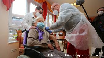 Укол 101-летней Эдит Квойцалла стал первой прививкой от ковида в Германии
