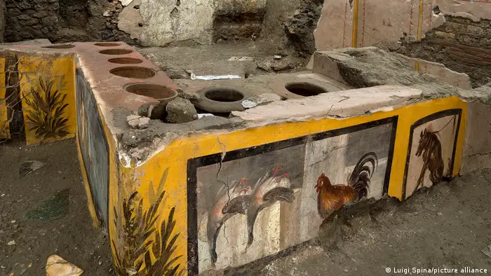 Antike Snackbar in Pompeji, mit bemaltem Tresen. Motive: Ente, Hahn und Hund