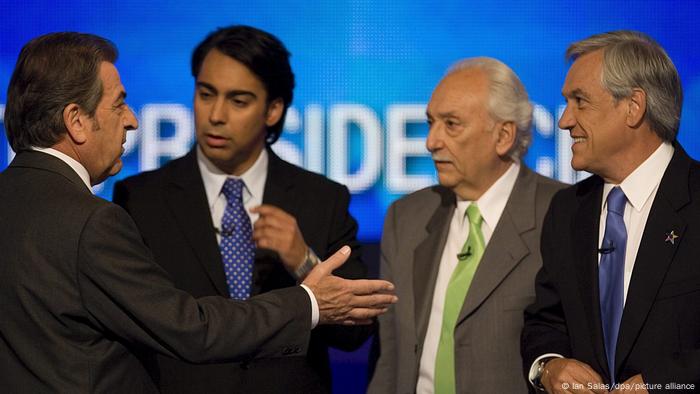 Eduardo Frei, Marco Enríquez-Ominami, Jorge Arrate y Sebastián Piñera, durante un debate presidencial en noviembre de 2009.