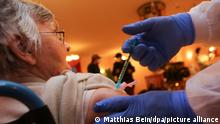 Krankenpfleger Christopher Bock impft eine Bewohnerin. Im Landkreis Harz in einer Senioren Pflegeeinrichtung in Halberstadt (Seniorenzentrum Krüger) wurden die ersten Bewohner sowie das Pflegepersonal mit dem Covid-19 Impfstoff von Pfizer-Biontech geimpft.