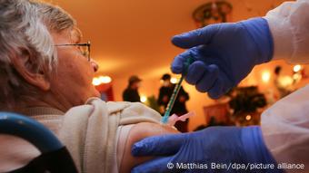Une Allemande se laisse vacciner pour se protéger Une Allemande se laisse vacciner pour se protéger