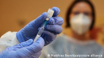 Deux agents de santé administrant le vaccin