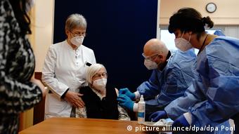 Жительнице Берлина в возрасте 101 год делают прививку от ковида 