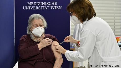В Австрия ваксинацията срещу Ковид 19 става задължителна от началото