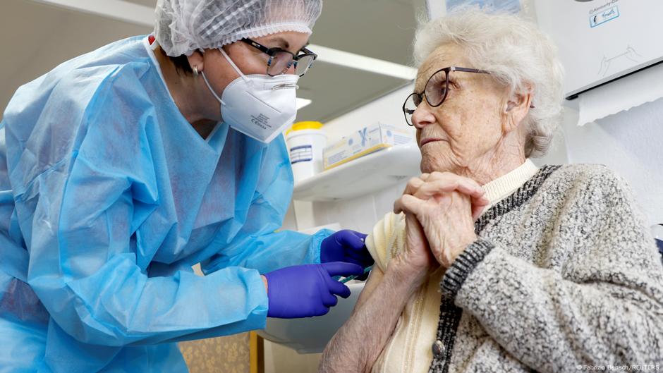 Coronavirus: ¿por qué algunos médicos y enfermeras son reacios a vacunarse?  | El Mundo | DW | 07.01.2021