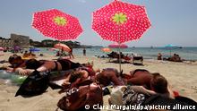 01.08.2020, Spanien, Paguera: Eine Familie aus Frankfurt sonnt sich am Strand auf der Insel Mallorca. Foto: Clara Margais/dpa +++ dpa-Bildfunk +++
