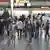 Pessoas de máscaras no aeroporto internacional de Tóquio, no Japão