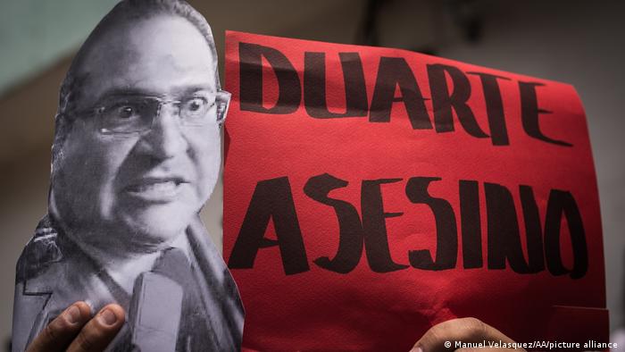 Duarte Ubojica piše na plakatu novinarskih prosvjeda