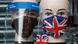 Maniquíes con mascarillas con la bander británica en Mánchester. Maniquíes con mascarillas con la bander británica en Mánchester.