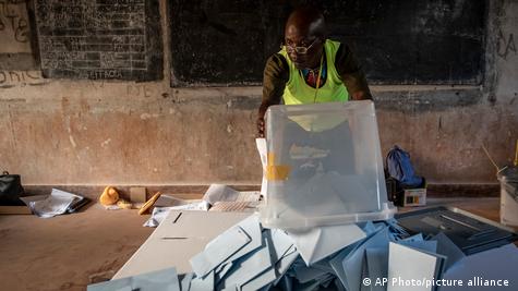 Dépouillement des bulletins de vote lors de la dernière présidentielle en décembre 2020