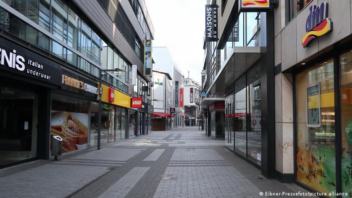 الإغلاق بسبب كورونا جعل أشهر شارع تجاري في كولونيا خاليا من المارة. 