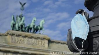 Berlin Brandenburger Tor | Symbolbild Coronakrise Lockdown Maske Mundschutz