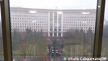 Dezember 2020 *** Von DW-Korrespondent Vitalie Calugareanu Blick aus dem Gebäude auf das Parlament von Chisinau.