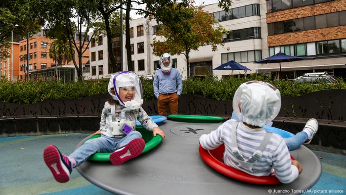 Niños con cascos protectores juegan en un parque en Bogotá, Colombia