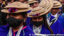 Indigene Frauen nehmen an einer Demonstration in Bogota teil. Indigene protestieren seit Tagen gegen Gewalt und um ihr Territorium, die Demokratie und den Frieden zu verteidigen. (zu dpa «Rückkehr der Gewalt: UN dokumentiert in Kolumbien 2020 66 Massaker»)