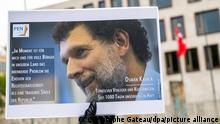 Ein Mann hält bei einer Mahnwache des PEN-Zentrums für den türkischen Verleger und Kulturmäzen Osman Kavala vor der Türkischen Botschaft ein Bild von Kavala. Kavala wurde Ende 2017 in der Türkei verhaftet.