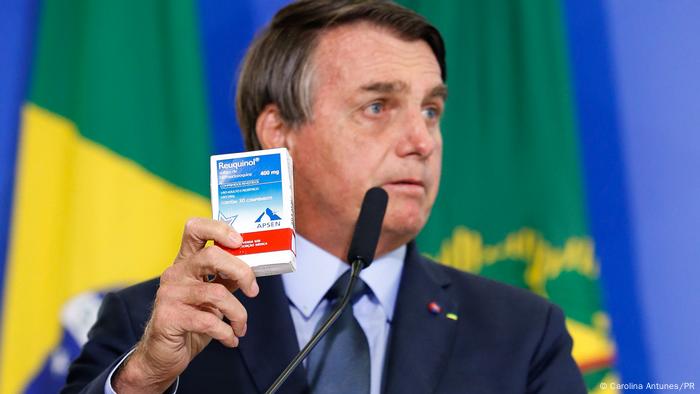 Bolsonaro com uma embalagem de hidroxicloroquina