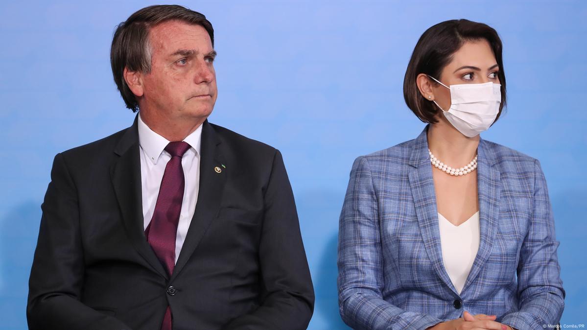 Sem Bolsonaro, Michelle Bolsonaro desembarca em Brasília voltando dos  Estados Unidos