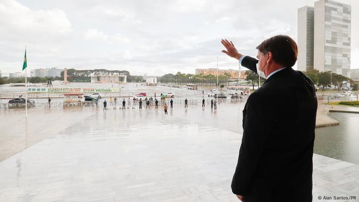 Bolsonaro acena a alguns poucos apoiadores em Brasília