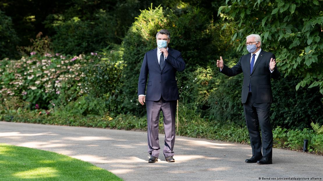 Hrvatski njemački predsjednik s maskama u vrtu