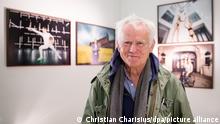 Der Fotograf Jim Rakete steht am in der Kunsthalle in Hamburg vor seinen Bildern von Olympiasiegern an Hamburger Kulturorten. (zu dpa: «Beste Phasen der Fotografie erwischt - Jim Rakete wird 70»)