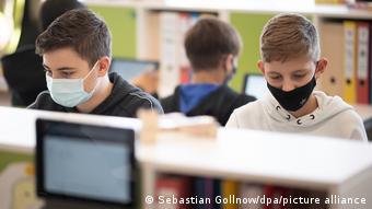 Διαφορετικές προσεγγίσεις ως προς την επαναλειτουργία των σχολείων