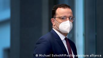 Ο Γερμανός υπουργός Υγείας Γενς Σπαν έκανε και την Τετάρτη έκκληση σε όλους τους εργαζόμενους στα νοσοκομεία να μην παραλείψουν να εμβολιαστούν