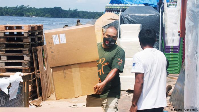 Homem faz entrega de mantimentos em São Gabriel da Cachoeira, no Amazonas, Brasil.