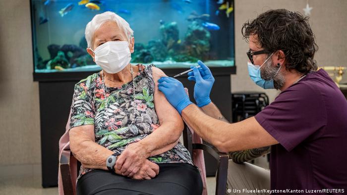 Corona-Impfung einer 90 Jahre alten Schweizerin im Kanton Luzern