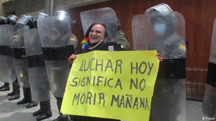 Bolivien | Feministin María Galindo vor dem Regierungsministerium in La Paz