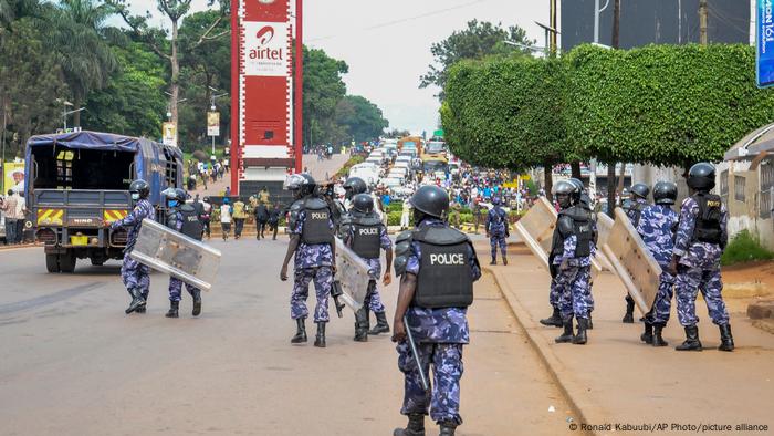 Policía de Uganda en las calles de Kampala