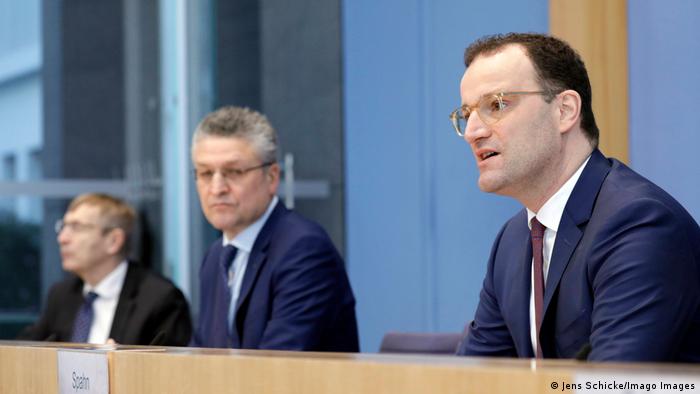 El ministro alemán de Salud, Jens Spahn, y el director del Instituto Robert Koch, Lothar Wieler (centro), en conferencia de prensa sobre el estado de la pandemia en Alemania.