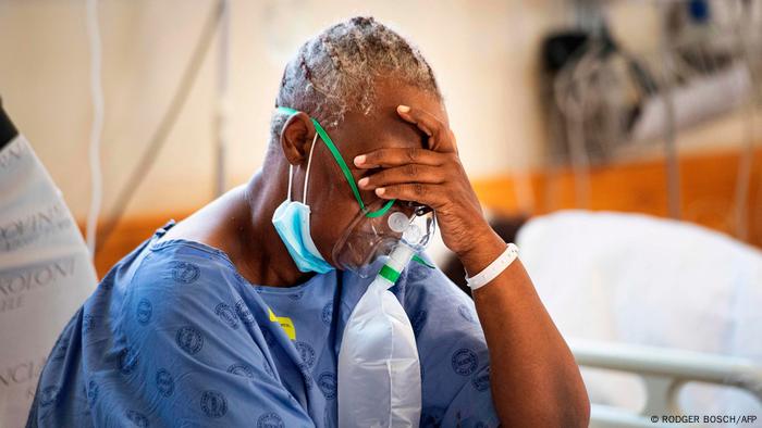 Un patient atteint du COVID-19 respire de l'oxygène.