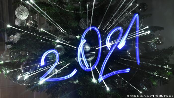 BdTD | Ungarn | Licht gemalte Zahlen des Jahres 2021 vor einem beleuchteten Weihnachtsbaum