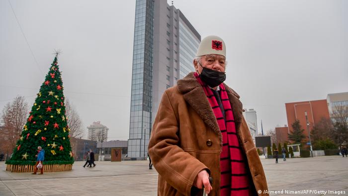 Kosovo Pristina | Älterer Mann mit Maske