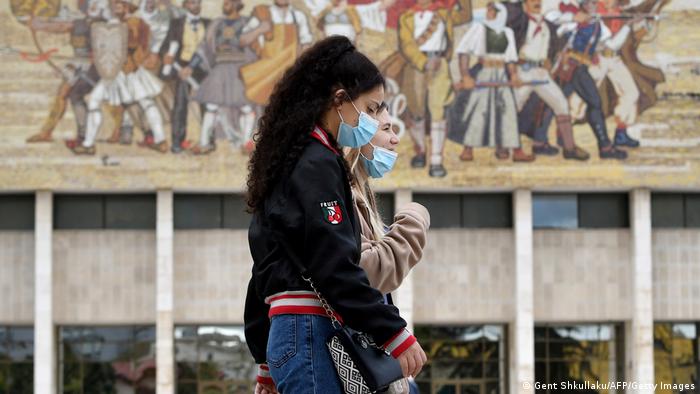 Albanien Tirana | Coronakrise: Passanten mit Maske