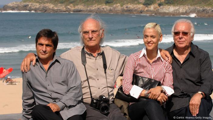 Fado-Sänger Camane, Regisseur Carlos Saura, Fado-Sängerin Mariza und Carlos do Carmo bei einem Fototermin am Strand (v.l.n.r.) Fado-Sänger Camane, Regisseur Carlos Saura, Fado-Sängerin Mariza und Carlos do Carmo bei einem Fototermin am Strand (v.l.n.r.)