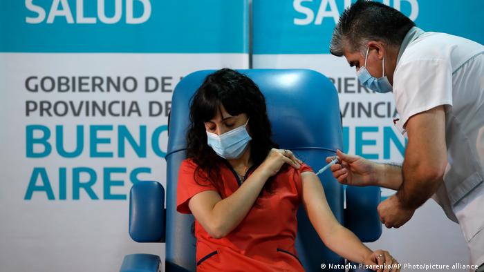 Argentina reportó 317 casos adversos en los vacunados con la Sputnik V |  Coronavirus | DW | 01.01.2021