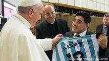 Vatikan Papst Franziskus und Maradona mit Fußball-Trikot