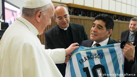Vatikan Papst Franziskus und Maradona mit Fußball-Trikot