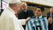 Vatikan Papst Franziskus und Maradona mit Fußball-Trikot Vatikan Papst Franziskus und Maradona mit Fußball-Trikot