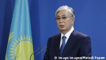 Kasachstans Präsident Kassym-Schomart Tokajew redet an einem Pult. Hinter ihm links sieht man die kasachische Flagge.