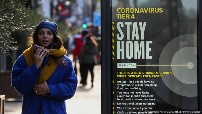 UK, Corona-Pandemie, London, Plakat Stay home