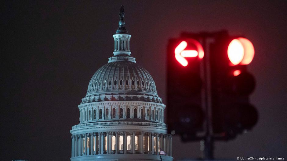 Fitch cuts US credit rating after debt limit battle – DW – 08/02/2023 - Vimarsana News