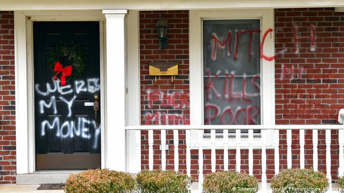 Дом сенатора-республиканца Митча МакКоннела после нападения вандалов