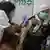 Бедуїнська жінка вакцинується у лікарні поблизу Беер-Шеви